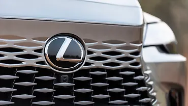 लेक्सस आरएक्स् सामने का लोगो