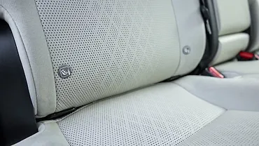 लेक्सस आरएक्स् पीछे की रो में आइसोफ़िक्स चाइल्ड सीट माउं​टिंग पॉइंट