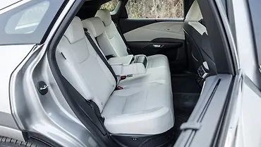 लेक्सस आरएक्स् पीछे की ओर के रो के बीचोंबीच आर्म रेस्ट