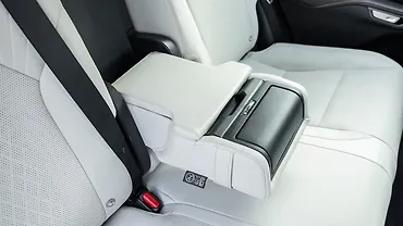 लेक्सस आरएक्स् पीछे की ओर के रो के बीचोंबीच आर्म रेस्ट