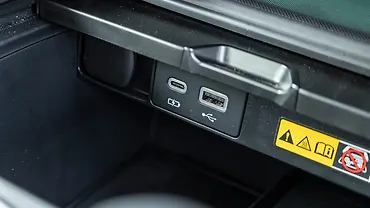 लेक्सस आरएक्स् यूएसबी पोर्ट / ऑक्स / पावर सॉकेट / वायरलेस चार्जिंग