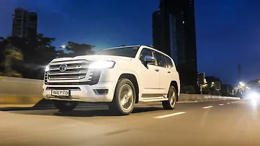 टोयोटा लैंड क्रूज़र लेफ्ट फ्रंट थ्री क्वार्टर