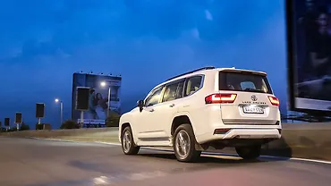 टोयोटा लैंड क्रूज़र लेफ्ट रियर थ्री क्वार्टर