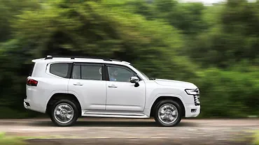 टोयोटा लैंड क्रूज़र लेफ्ट साइड दृश्य