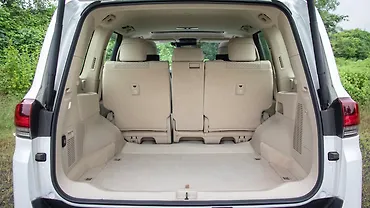 टोयोटा लैंड क्रूज़र बूटस्पेस