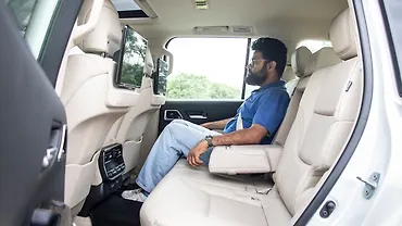 टोयोटा लैंड क्रूज़र पीछे की सीटें