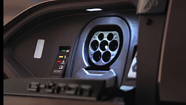 ऑडी q3 स्पोर्टबैक ईवी कार चार्जिंग इनपुट प्लग
