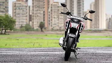 Yamaha FZS FI V4 Front View