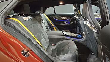 మెర్సిడెస్-బెంజ్ ఎఎంజి GT 63 S E పెర్ఫార్మెన్స్ వెనుక సీట్లు