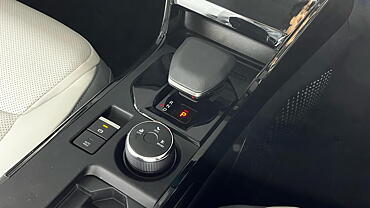 https://imgd.aeplcdn.com/370x208/n/cw/ec/149123/nexon-ev-facelift-interior-gear-shifter-gear-shifter-stalk.jpeg?isig=0&q=80