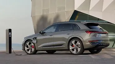 ऑडी Q8 स्पोर्टबैक ई-ट्रॉन लेफ्ट रियर थ्री क्वार्टर