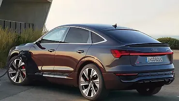 ऑडी Q8 स्पोर्टबैक ई-ट्रॉन लेफ्ट रियर थ्री क्वार्टर