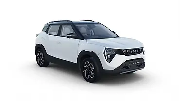 महिंद्रा XUV 3XO ठीक सामने तीन चौथाई महिंद्रा XUV 3XO ठीक सामने तीन चौथाई