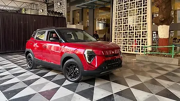 xuv 3xo exterior right front three quarter 492