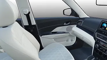 महिंद्रा XUV 3XO फ्रंट रौ सीट्स महिंद्रा XUV 3XO फ्रंट रौ सीट्स
