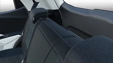 महिंद्रा XUV 3XO पीछे की सीटें महिंद्रा XUV 3XO पीछे की सीटें