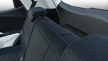 महिंद्रा XUV 3XO पीछे की सीटें महिंद्रा XUV 3XO पीछे की सीटें