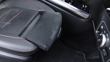 Mercedes-Benz GLA Driver's Seat Adjustable under-thigh Support