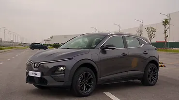 विनफ़ास्ट VF 6 लेफ्ट फ्रंट थ्री क्वार्टर