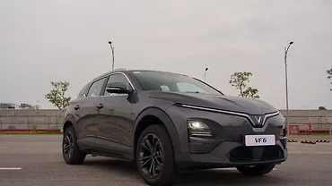 विनफ़ास्ट VF 6 ठीक सामने तीन चौथाई