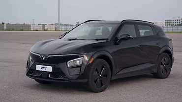 विनफ़ास्ट VF 7 लेफ्ट फ्रंट थ्री क्वार्टर