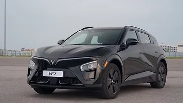 विनफ़ास्ट VF 7 लेफ्ट फ्रंट थ्री क्वार्टर