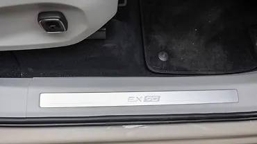 वॉल्वो EX90 सामने की ओर स्कफ़ प्लेट्स वॉल्वो EX90 सामने की ओर स्कफ़ प्लेट्स