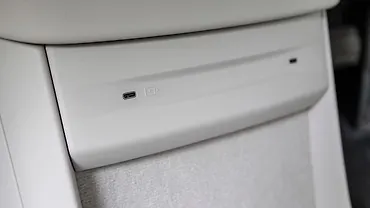 वॉल्वो EX90 यूएसबी पोर्ट / ऑक्स / पावर सॉकेट / वायरलेस चार्जिंग वॉल्वो EX90 यूएसबी पोर्ट / ऑक्स / पावर सॉकेट / वायरलेस चार्जिंग
