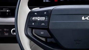 किआ कारेन्स क्लाविस ईवी स्टीयरिंग पर दाईं ओर माउंटेड कंट्रोल्स