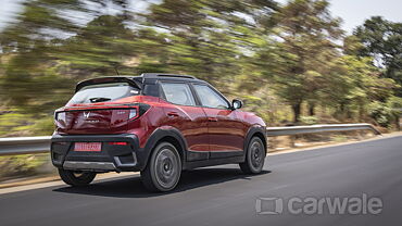 மஹிந்திரா  XUV 3XO ரைட் ரியர் த்ரீ குவாட்டர்