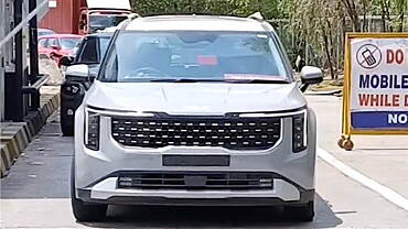 2024 Kia Carnival spotted undisguised in India