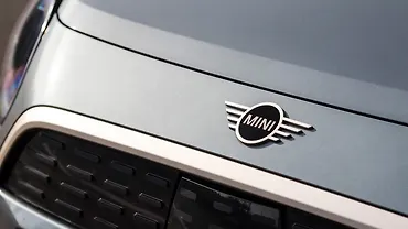 मिनी कंट्रीमैन इलेक्ट्रिक सामने का लोगो