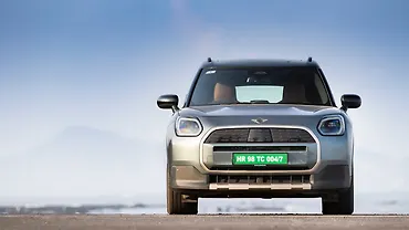 मिनी कंट्रीमैन इलेक्ट्रिक सामने का दृश्य