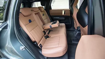 मिनी कंट्रीमैन इलेक्ट्रिक पीछे की ओर के रो के बीचोंबीच आर्म रेस्ट