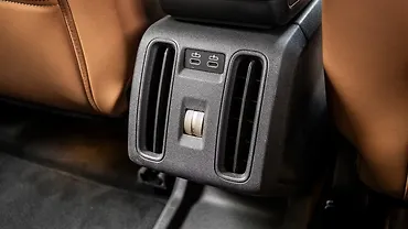 मिनी कंट्रीमैन इलेक्ट्रिक पीछे की ओर चार्जिंग पॉइंट