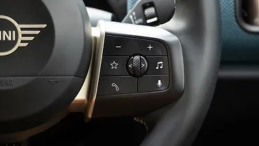 मिनी कंट्रीमैन इलेक्ट्रिक स्टीयरिंग पर दाईं ओर माउंटेड कंट्रोल्स