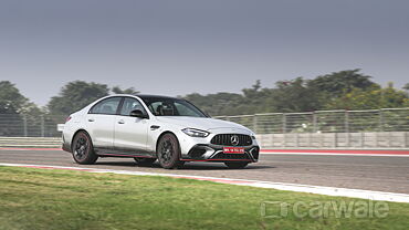 मर्सिडीज़ बेंज़ AMG C 63 S E परफ़ॉर्मेंस ठीक सामने तीन चौथाई