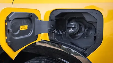 टाटा सिएरा फ़्यूल लिड खोलें