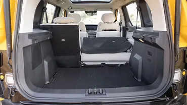 टाटा सिएरा बूटस्पेस पीछे की स्प्लिट सीट मुड़ी हुई