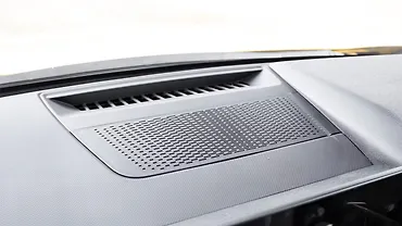 टाटा सिएरा सेंट्रल डैशबोर्ड - टॉप स्टोरेज/स्पीकर