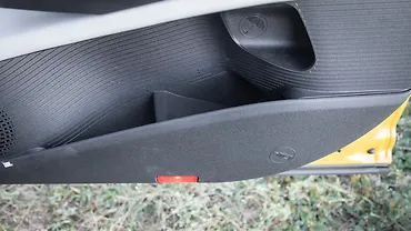 टाटा सिएरा ड्राइवर साइड फ्रंट डोर पॉकेट