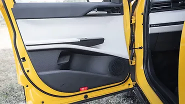 टाटा सिएरा सामने की ओर बाएं दरवाज़े का पैड