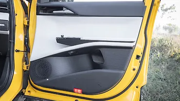 टाटा सिएरा फ्रंट राइट डोर पैड