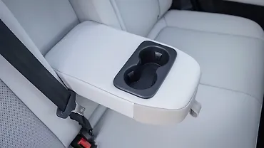 टाटा सिएरा पीछे की ओर कप होल्डर्स