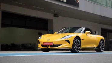 एमजी साइबरस्टर लेफ्ट फ्रंट थ्री क्वार्टर