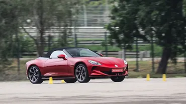 एमजी साइबरस्टर लेफ्ट फ्रंट थ्री क्वार्टर