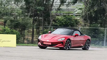 एमजी साइबरस्टर लेफ्ट फ्रंट थ्री क्वार्टर