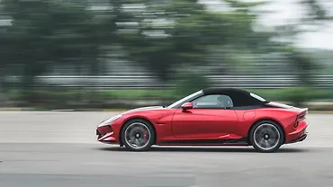 एमजी साइबरस्टर राइट साइड का दृश्य