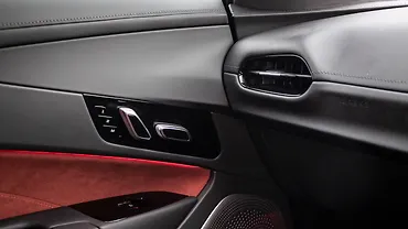 एमजी साइबरस्टर फ्रंट पैसेंजर एयर वेंट