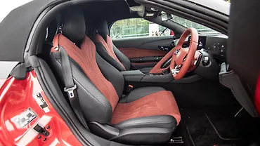 एमजी साइबरस्टर फ्रंट रौ सीट्स